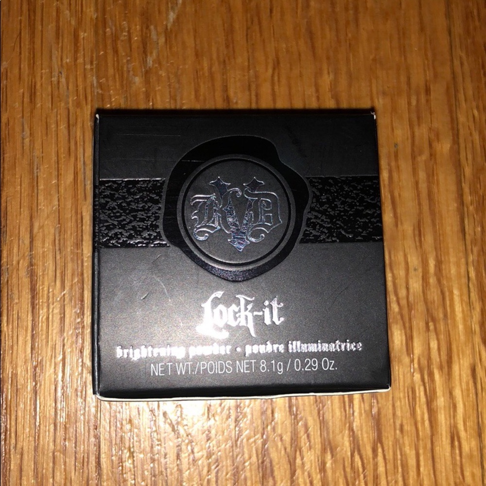Kat Von d lock it brightening powder